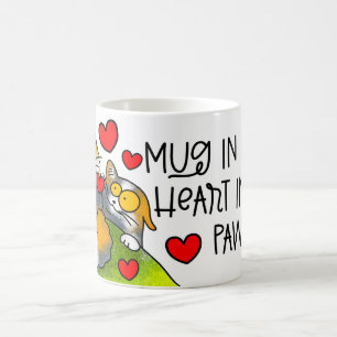 De Café caneca nas mãos coração nas patas