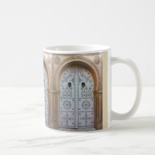De Café Caneca tunisina tradicional da porta