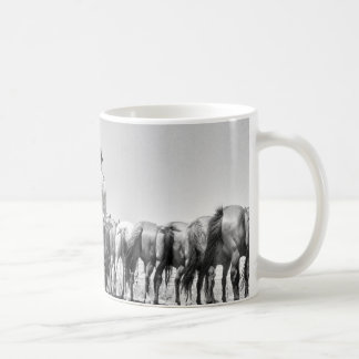 De Café Cavalos na caneca das cordas