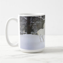 Cavalos que jogam na caneca da neve