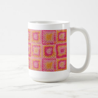 De Café Círculo em uma caneca quadrada do quadrado da avó