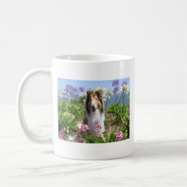 De Café Collie áspero na caneca das flores