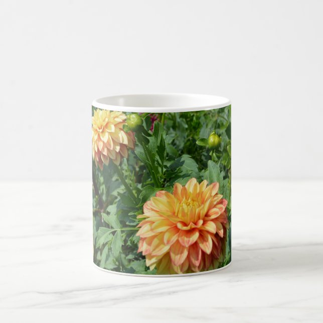 De Café Dahlias amarelas gritam os lados desta caneca (Centro)