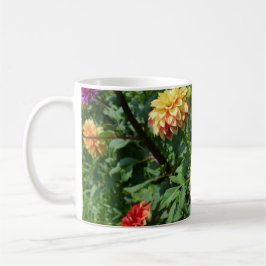 De Café Dahlias amarelas gritam os lados desta caneca