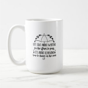 De Café Dança Na Caneca Da Chuva