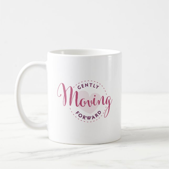 De Café Delicadamente movendo para a frente a caneca (Esquerda)