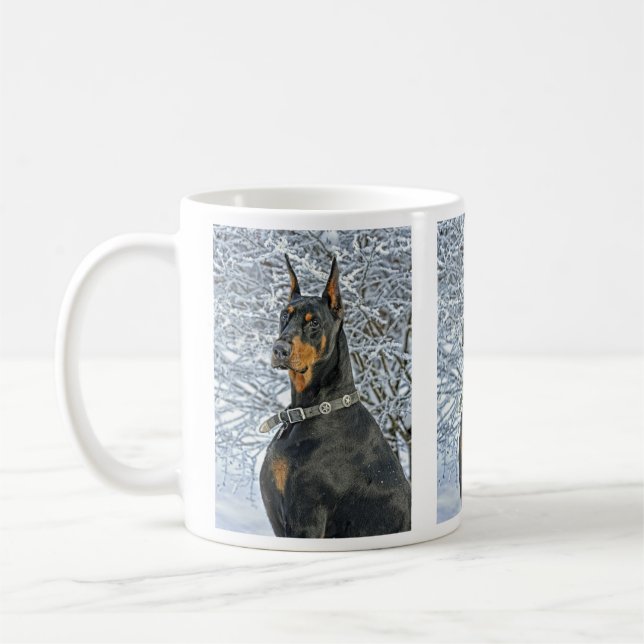 De Café Doberman na caneca gelado da neve (Esquerda)