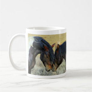 De Café Dois cavalos selvagens que tocam na caneca dos