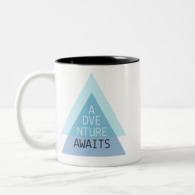 De Café Em Dois Tons A aventura espera a caneca inspirador (Esquerda)