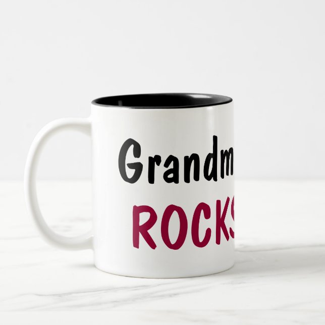 De Café Em Dois Tons A avó dos CB balança a caneca (Esquerda)