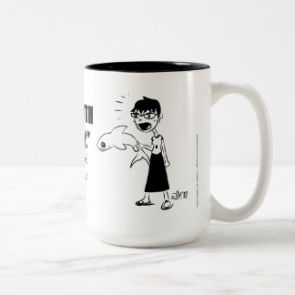 De Café Em Dois Tons Batida alguém com uma caneca do tubarão do bebê