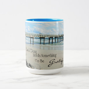 De Café Em Dois Tons Cada dia guardara algo ser grato para a caneca