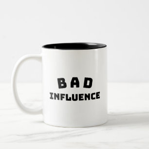 De Café Em Dois Tons Caneca Clássica BAD Influence – Tipografia Preta O