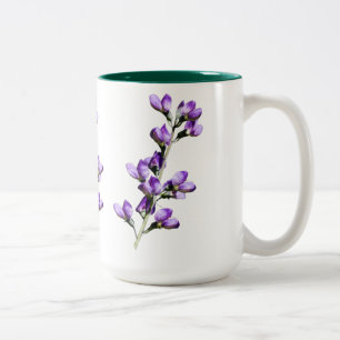 De Café Em Dois Tons Caneca customizável das flores roxas das ervilhas