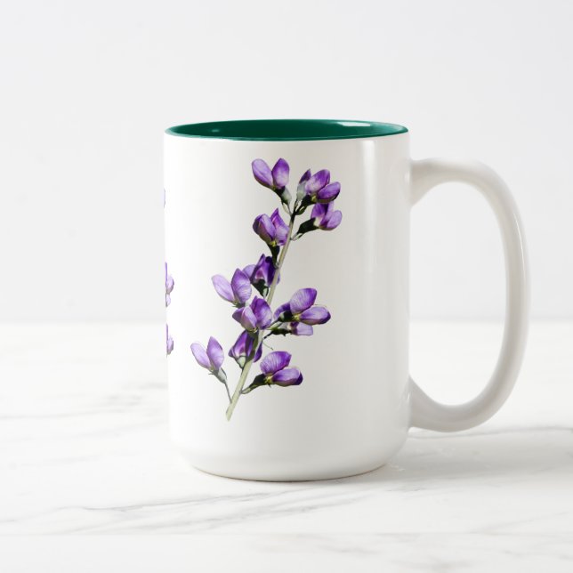 De Café Em Dois Tons Caneca customizável das flores roxas das ervilhas (Direita)