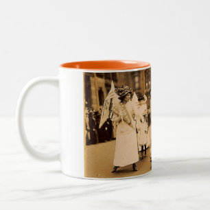 De Café Em Dois Tons Caneca da parada do Suffragist