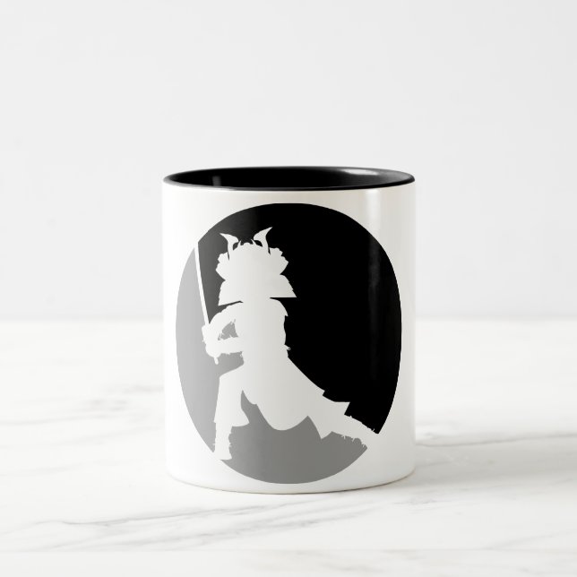 De Café Em Dois Tons Caneca da silhueta do guerreiro do samurai (Centro)