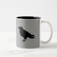 Caneca excêntrica do corvo