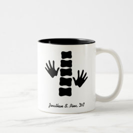 De Café Em Dois Tons Caneca personalizada do Chiropractor