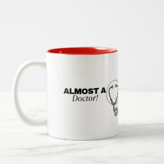 De Café Em Dois Tons Caneca 'Quase um médico'