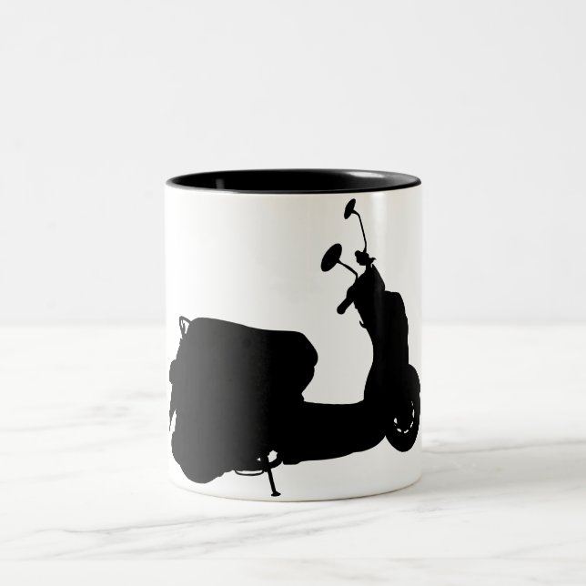 De Café Em Dois Tons Caneca retro da silhueta do patinete (Centro)