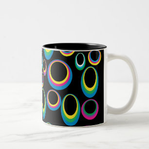 De Café Em Dois Tons Caneca retro dos Ovals do arco-íris