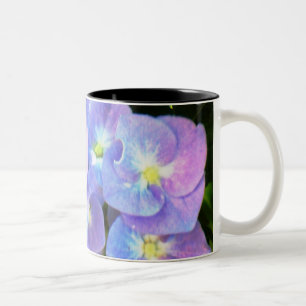 De Café Em Dois Tons Caneca roxa dos hydrangeas do boné do laço