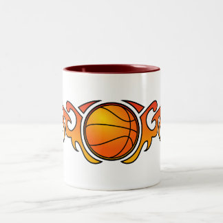 De Café Em Dois Tons Caneca tribal da laranja das chamas do basquetebol