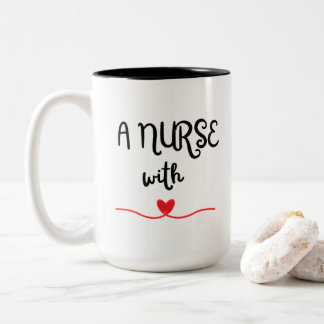 De Café Em Dois Tons Enfermeira com caneca