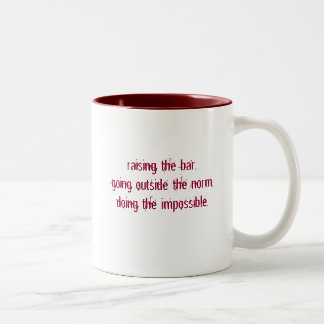 De Café Em Dois Tons Levantando o branco/vermelho da caneca do bar (Direita)