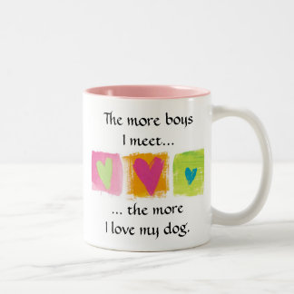 De Café Em Dois Tons Meninos contra a caneca do cão