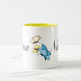 De Café Em Dois Tons Nana com a caneca do t das borboletas