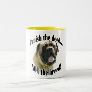De Café Em Dois Tons O Mastiff da jovem corça pune a caneca da ação