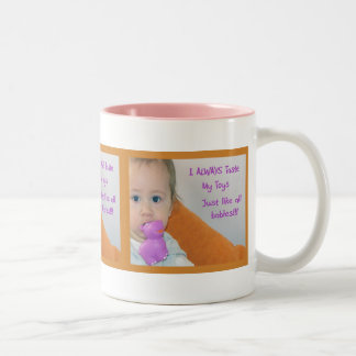 De Café Em Dois Tons O provando brinca a caneca