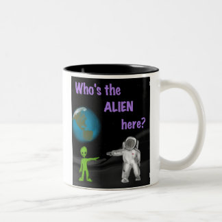 De Café Em Dois Tons Quem é a alienígena aqui? caneca