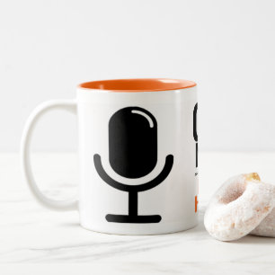 De Café Em Dois Tons Rádio da notícia da canalização com a caneca d