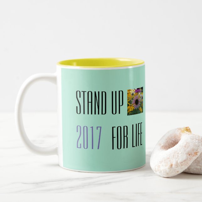 DE CAFÉ EM DOIS TONS REPRESENTE ACIMA A CANECA 2017 DA VIDA (Com Donut)