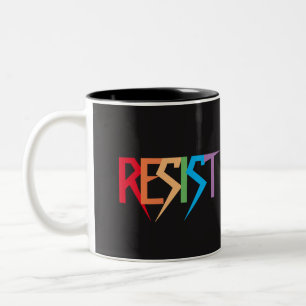 De Café Em Dois Tons Resista na caneca das cores do arco-íris