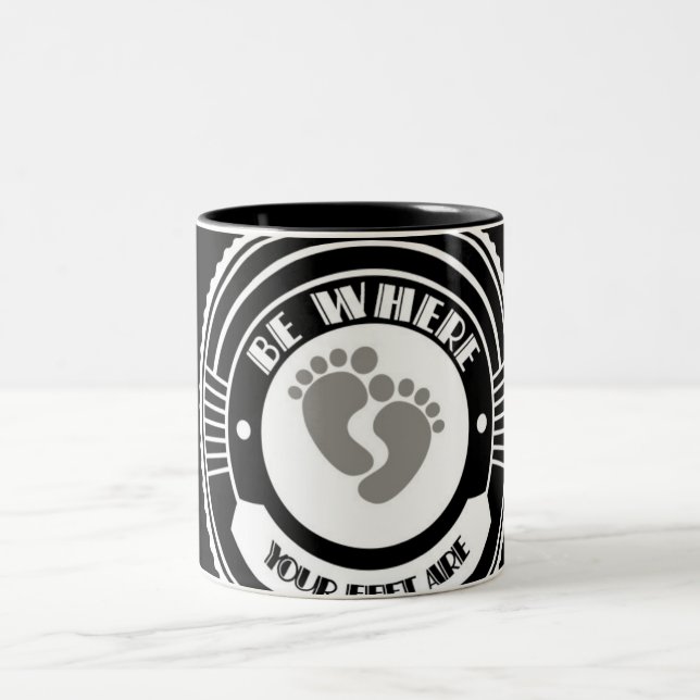 De Café Em Dois Tons Seja onde seus pés estão - caneca do Dois-Tom (Centro)