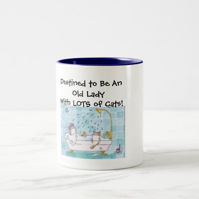 De Café Em Dois Tons Senhora idosa com caneca dos gatos (Centro)