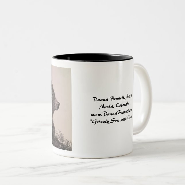 De Café Em Dois Tons "Sow Grizzly com Cubs" desenhando numa caneca (Frente Esquerda)