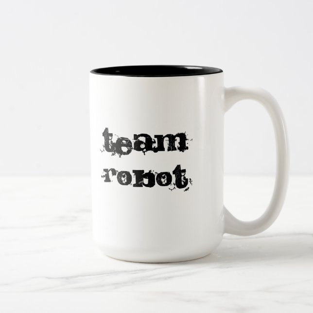 De Café Em Dois Tons vai a caneca do robô da equipe (Direita)