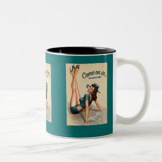 De Café Em Dois Tons Vindo sobre na caneca do Pin-Acima do marinho