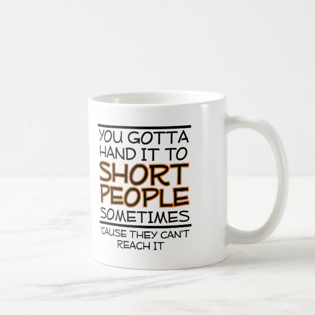 De Café Entregue-o à Caneca Engraçada das Pessoas Baixas (Direita)
