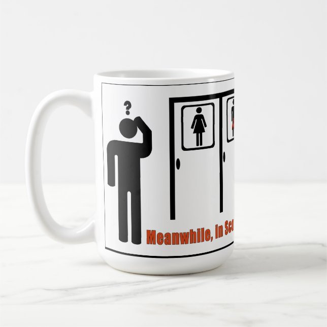 De Café Entrementes na caneca engraçada da piada do kilt (Esquerda)