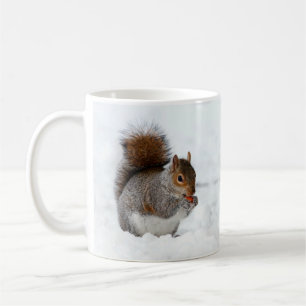 De Café Esquilo na neve comendo uma caneca vermelha