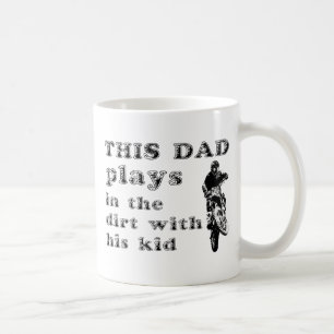 De Café Este pai joga na caneca do motocross da bicicleta