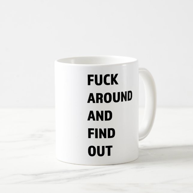 De Café F em volta e descubra a caneca branca (Frente Esquerda)