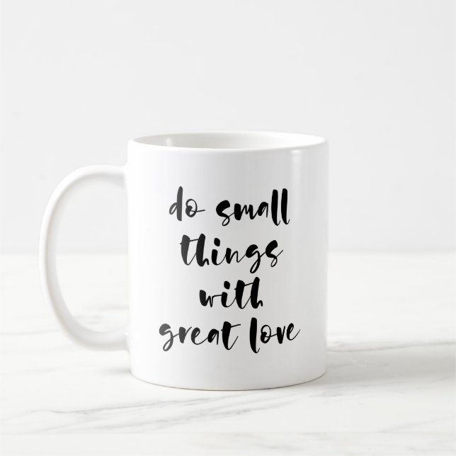 De Café Faça coisas pequenas com a caneca do excelente (Esquerda)