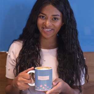 De Café Flores bonito rosa na caneca azul-aquarela